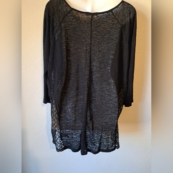 Black top size Large with lace on the side - Picture 3 of 8